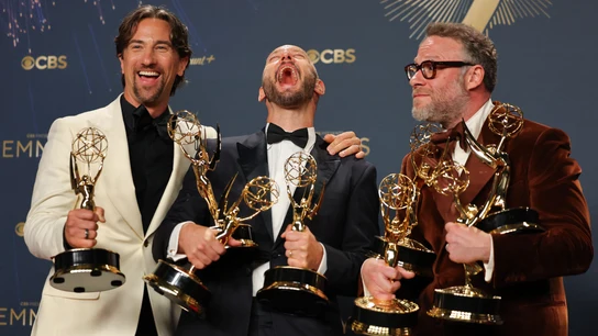 Seth Rogen con el productor James Weaver y Evan Goldberg en los Premios Emmy 2025 Seth Rogen con el productor James Weaver y Evan Goldberg en los Premios Emmy 2025