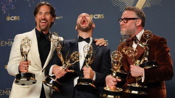 Seth Rogen con el productor James Weaver y Evan Goldberg en los Premios Emmy 2025