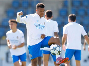 Mbappé, durante el entrenamiento del Real Madrid en Valdebebas