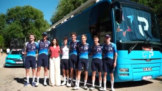 Ayuso con el equipo de Israel en la Vuelta
