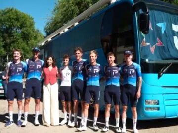 Ayuso con el equipo de Israel en la Vuelta