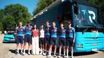 Ayuso con el equipo de Israel en la Vuelta