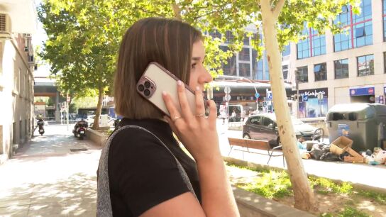 Una joven al tel&eacute;fono