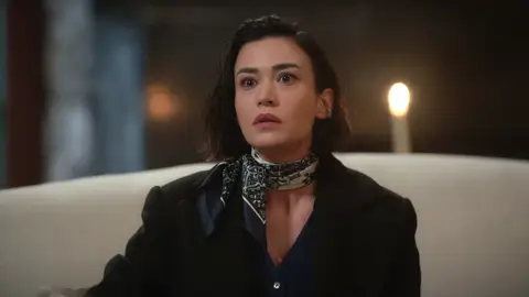 Çagla y Bahar se encuentran con Rengin: ¡los hombres de Tura las han secuestrado a las tres! Çagla y Bahar se encuentran con Rengin: ¡los hombres de Tura las han secuestrado a las tres!
