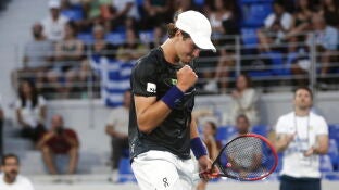 Joao Fonseca celebra un punto en la Copa Davis