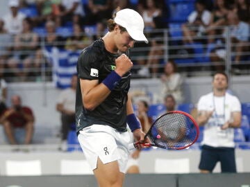 Joao Fonseca celebra un punto en la Copa Davis