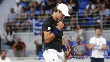 Joao Fonseca celebra un punto en la Copa Davis
