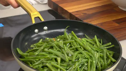 Agrega las judías verdes y saltéalas Agrega las judías verdes y saltéalas