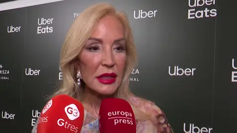 Carmen Lomana respondiendo a la prensa Carmen Lomana respondiendo a la prensa
