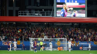 Los jugadores del Barcelona celebra un gol contra el Valencia en el Estadio Johan Cruyff
