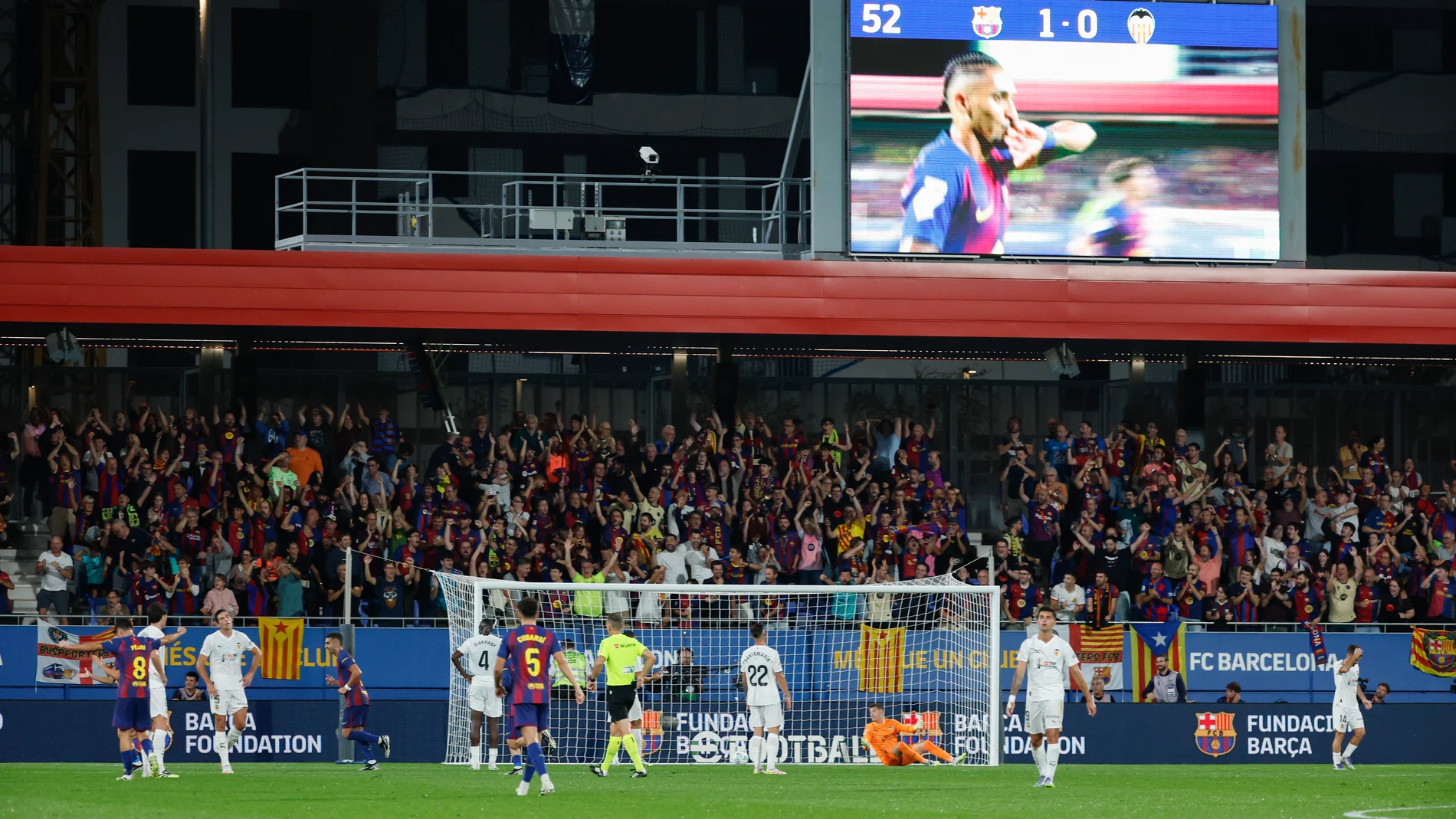Los jugadores del Barcelona celebra un gol contra el Valencia en el Estadio Johan Cruyff Los jugadores del Barcelona celebra un gol contra el Valencia en el Estadio Johan Cruyff