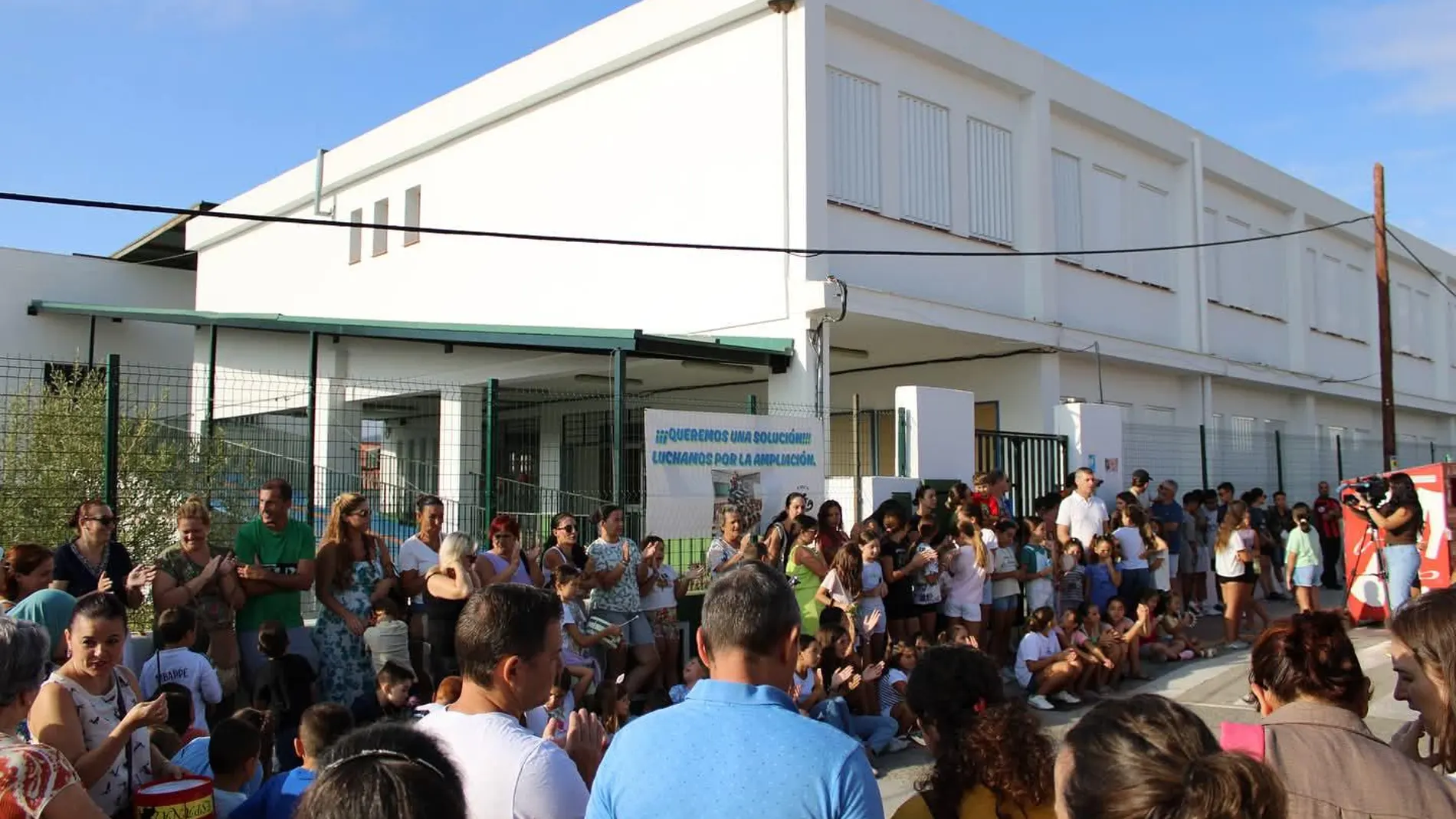 Más de 300 alumnos en huelga y sin asistir a clase ante el colapso de un colegio en Cádiz Más de 300 alumnos en huelga y sin asistir a clase ante el colapso de un colegio en Cádiz