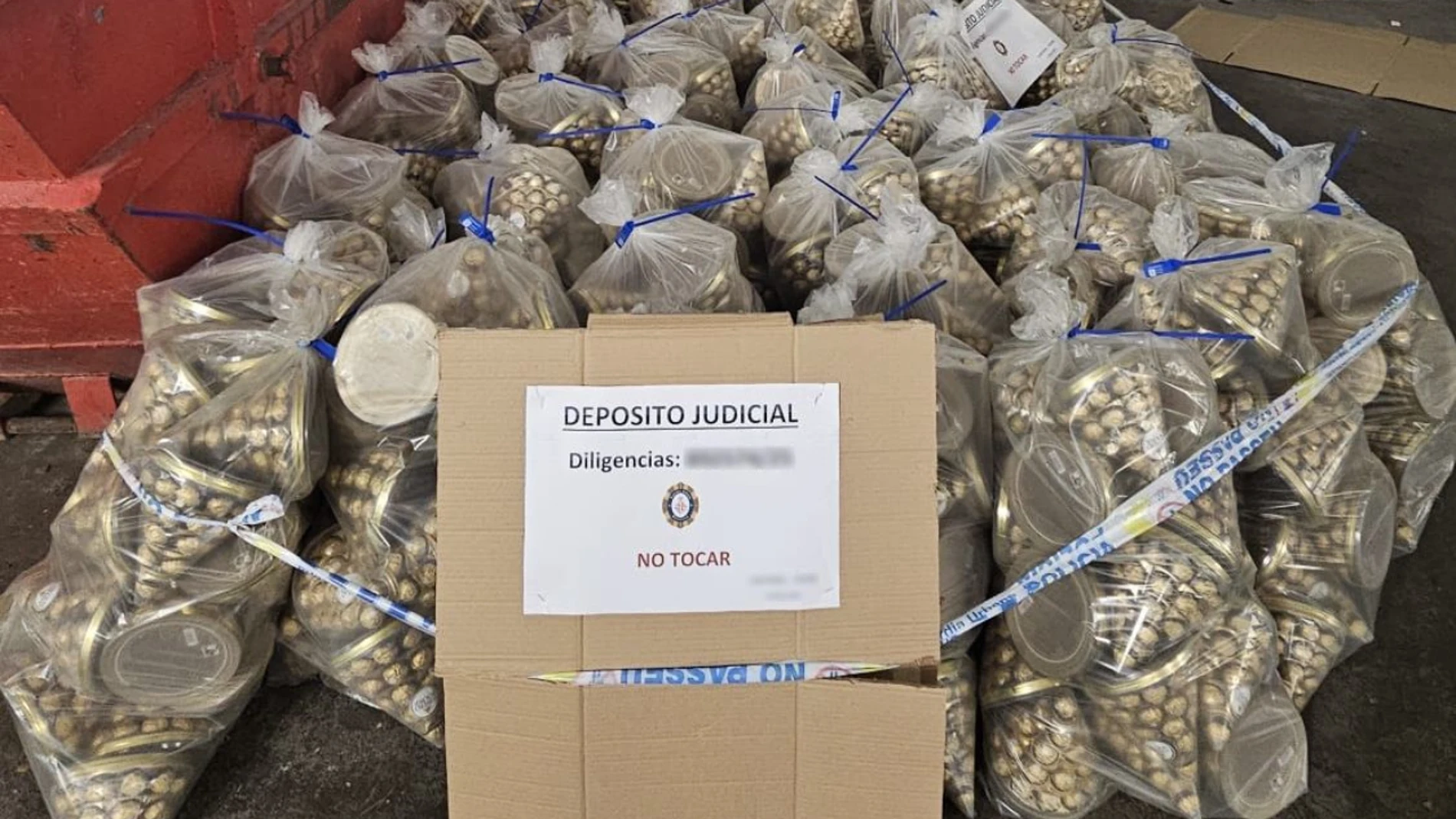 Pillados unos ladrones con más de 20.500 bombones de chocolate escondidos en su furgoneta Pillados unos ladrones con más de 20.500 bombones de chocolate escondidos en su furgoneta