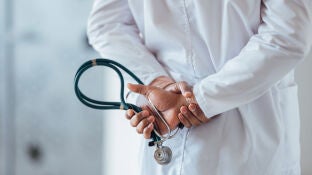 Un m&eacute;dico de espaldas