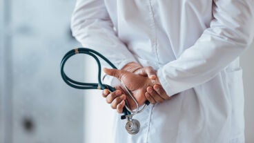 Un m&eacute;dico de espaldas