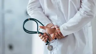 Un médico de espaldas