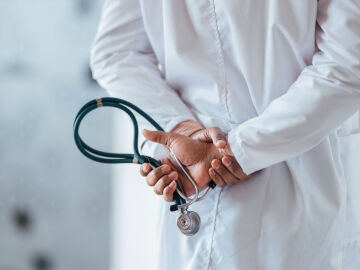 Un médico de espaldas