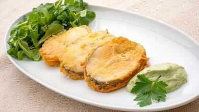 Merluza rebozada con mahonesa verde, la receta saludable de Karlos Arguiñano