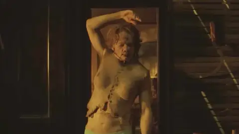Charlie Hunnam en Monstruo: La historia de Ed Gein Charlie Hunnam en Monstruo: La historia de Ed Gein