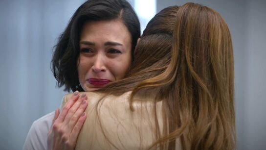 Rengin se rompe y confiesa a Çagla y Bahar el maltrato de Tura: “Ya no confío en nadie”