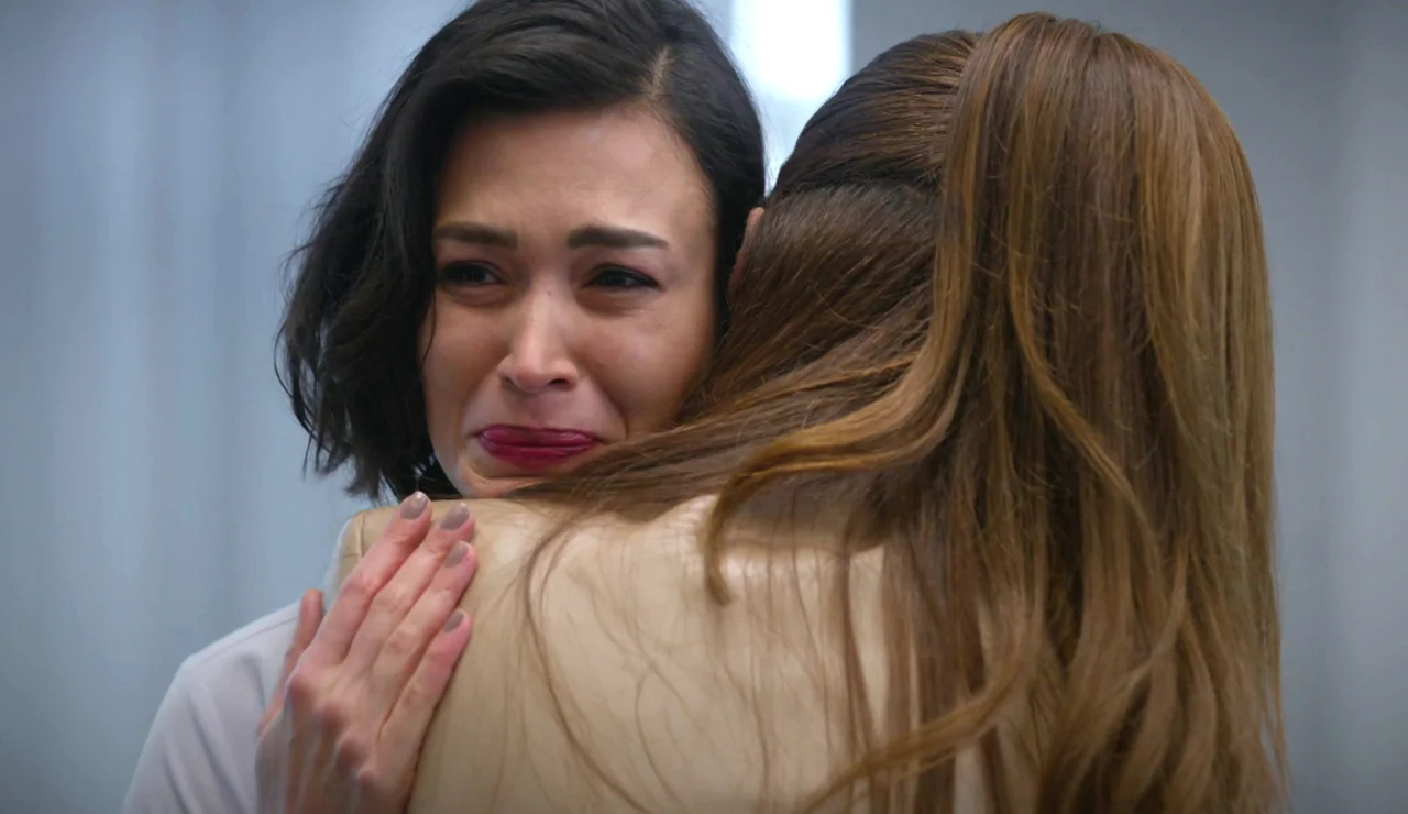 Rengin se rompe y confiesa a Çagla y Bahar el maltrato de Tura: “Ya no confío en nadie”