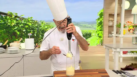 Tritura los ingredientes con una batidora eléctrica Tritura los ingredientes con una batidora eléctrica
