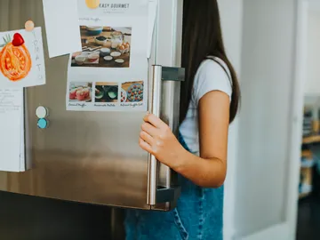 Mujer buscando algo en la nevera Mujer buscando algo en la nevera