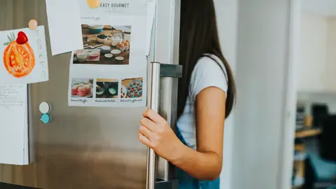 Mujer buscando algo en la nevera Mujer buscando algo en la nevera