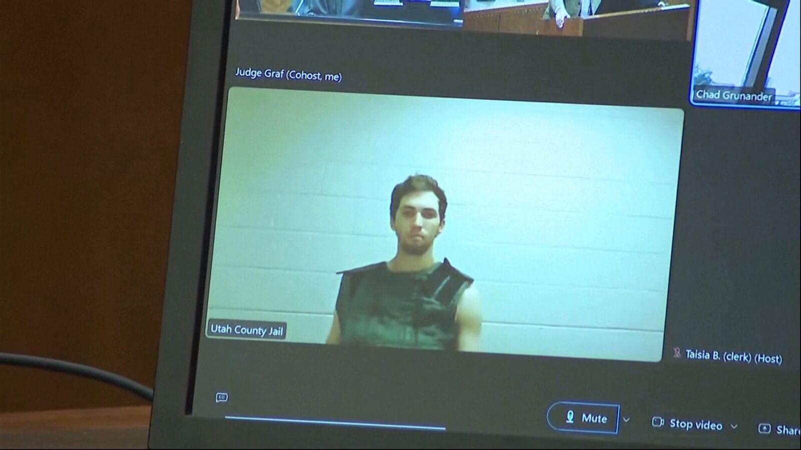 Así ha sido la primera vez que Tyler Robinson ha comparecido ante el juez por el asesinato de Charlie Kirk: la Fiscalía pide la pena de muerte