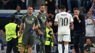 Xabi Alonso habla con Mbapp&eacute; en el Santiago Bernab&eacute;u