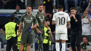 Xabi Alonso habla con Mbappé en el Santiago Bernabéu Xabi Alonso habla con Mbappé en el Santiago Bernabéu