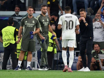 Xabi Alonso habla con Mbappé en el Santiago Bernabéu