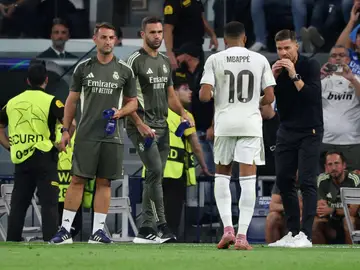 Xabi Alonso habla con Mbappé en el Santiago Bernabéu Xabi Alonso habla con Mbappé en el Santiago Bernabéu