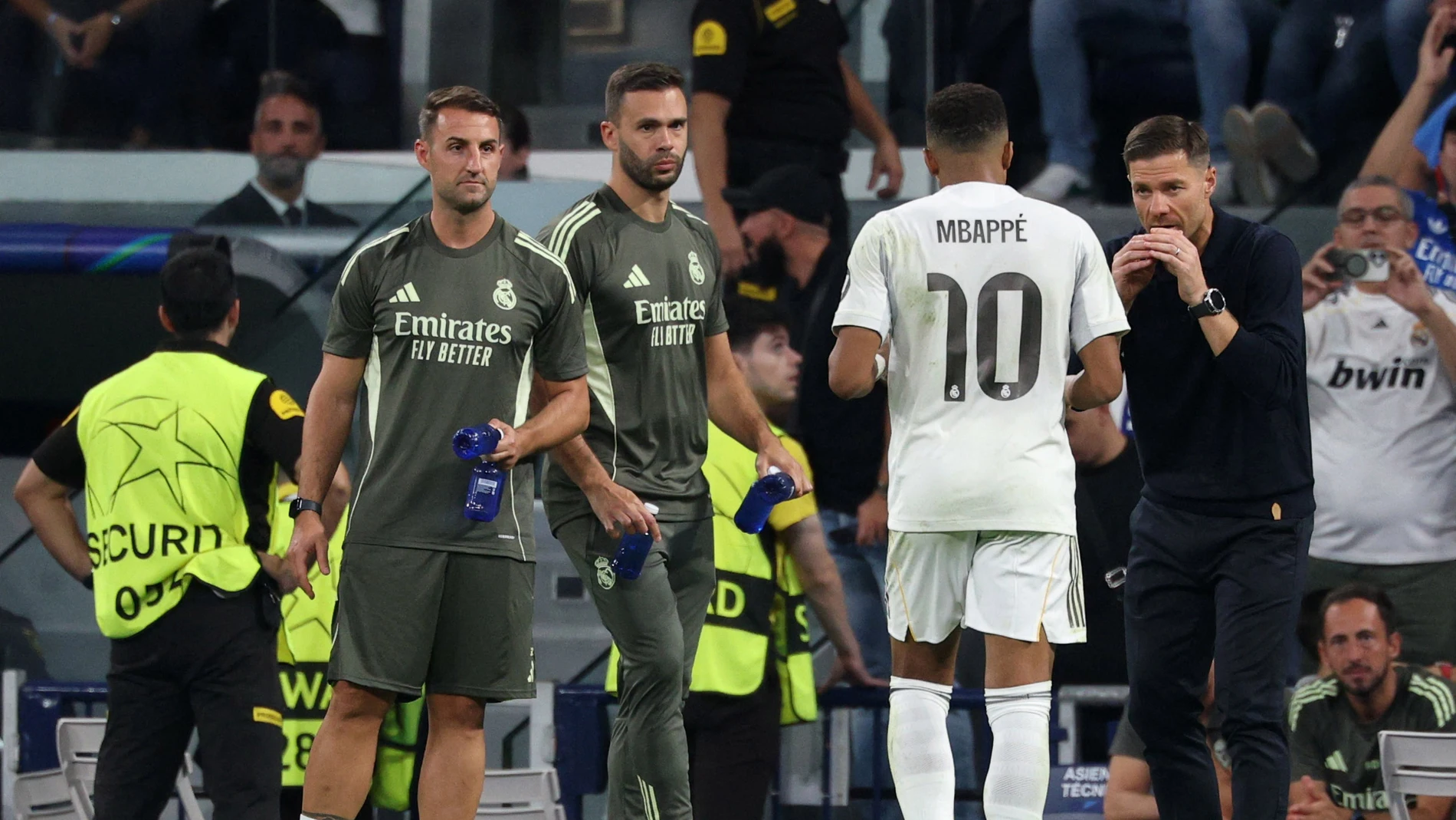 Xabi Alonso habla con Mbappé en el Santiago Bernabéu Xabi Alonso habla con Mbappé en el Santiago Bernabéu