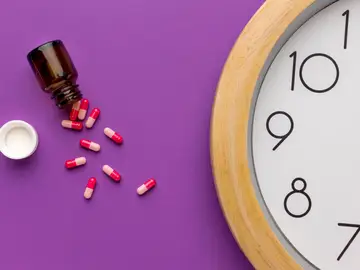 Medicamentos y un reloj Medicamentos y un reloj