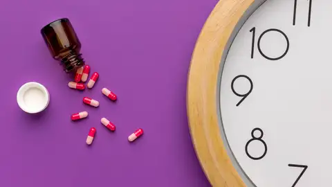 Medicamentos y un reloj Medicamentos y un reloj