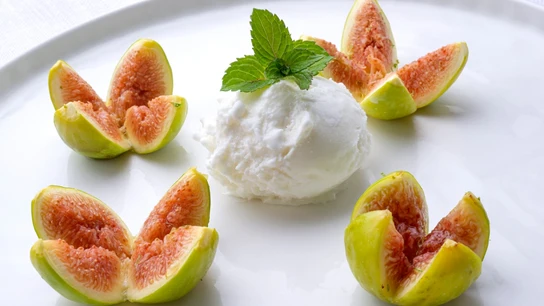 Arguiñano triunfa con uno de sus postres rápidos y originales: higos con helado Arguiñano triunfa con uno de sus postres rápidos y originales: higos con helado