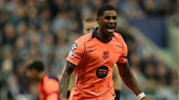 Marcus Rashford celebra su gol de cabeza en St James' Park