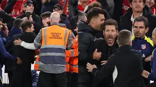 Simeone, en el momento de irse a por un aficionado en Anfield Simeone, en el momento de irse a por un aficionado en Anfield