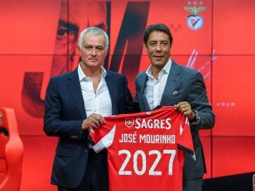 José Mourinho posa con Rui Costa, presidente del Benfica