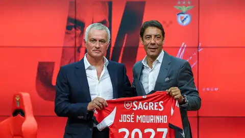 José Mourinho posa con Rui Costa, presidente del Benfica José Mourinho posa con Rui Costa, presidente del Benfica