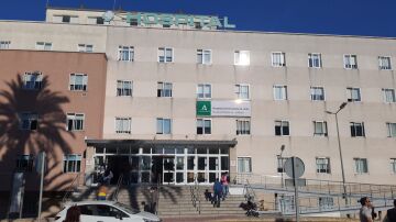 Colapso en los laboratorios del Hospital de Jerez: 3000 muestras de sangre pendientes por falta de personal