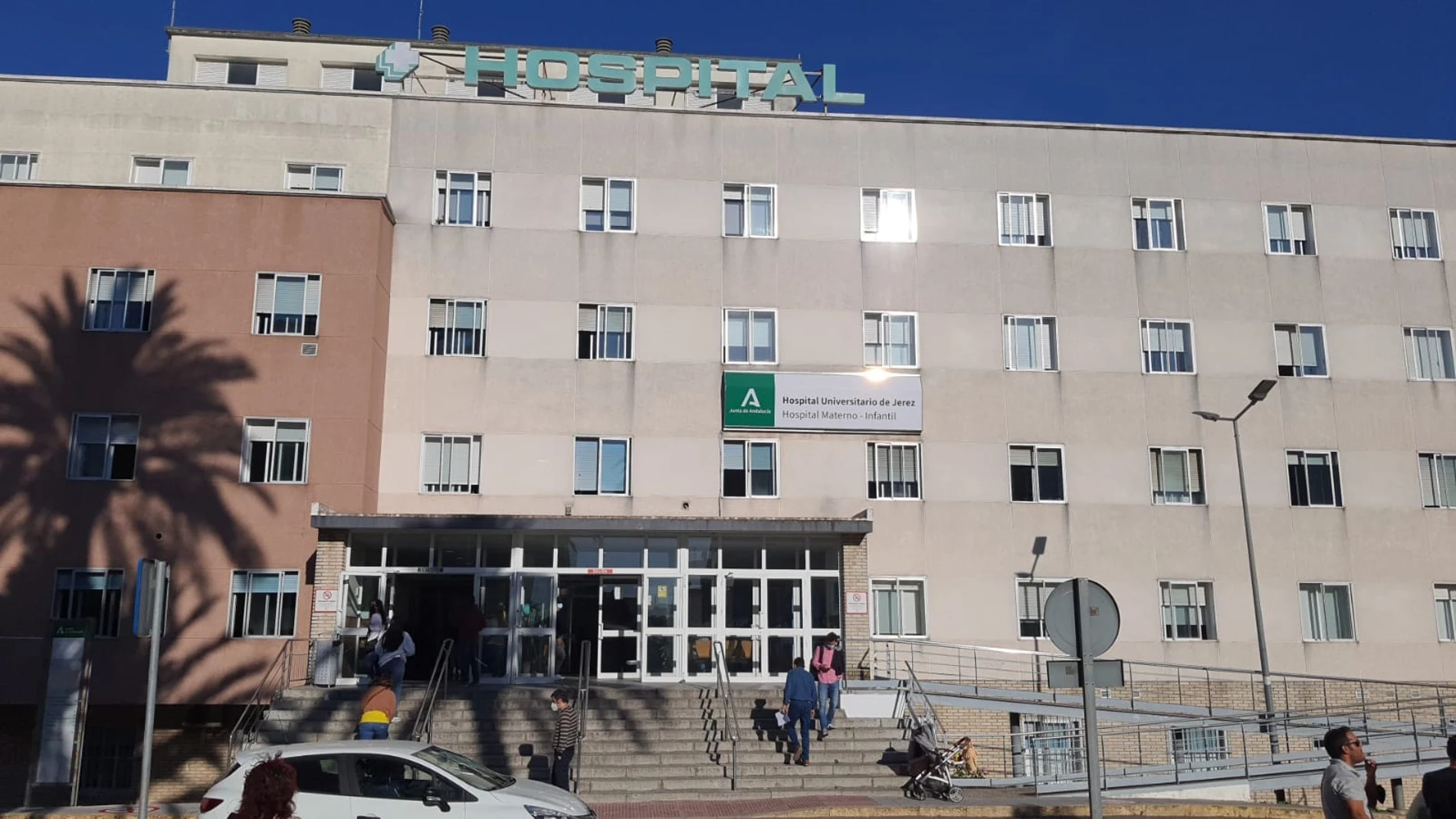 Colapso en los laboratorios del Hospital de Jerez: 3000 muestras de sangre pendientes por falta de personal Colapso en los laboratorios del Hospital de Jerez: 3000 muestras de sangre pendientes por falta de personal