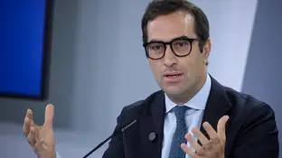 El ministro de Economía, Carlos Cuerpo, durante una rueda de prensa El ministro de Economía, Carlos Cuerpo, durante una rueda de prensa posterior a la reunión del Consejo de Ministros, en el Palacio de la Moncloa, a 16 de septiembre, en Madrid (España). El Consejo de Ministros ha aprobado coeficientes reductores para los bomberos forestales. Se trata de una obligación recogida en la Ley del Derecho de Defensa aprobada el año pasado. Este coeficiente reductor se basa en una operación matemática que permite aplicar un 20% a los años trabajados para reducir la e...