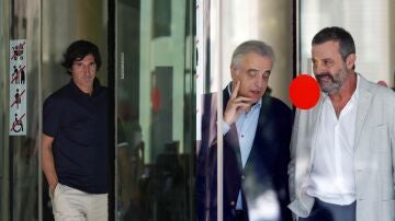Javier Enríquez y Sandro Rosell, a su salida del juzgado en Barcelona