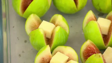 Pon un dadito de mantequilla en el centro de cada uno Pon un dadito de mantequilla en el centro de cada uno