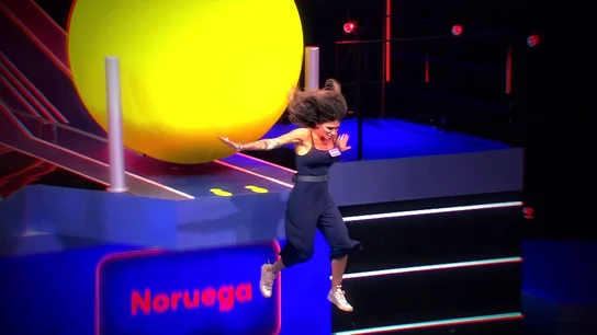 El estilo Lara Croft destaca entre las caídas a la piscina del tercer programa de Juego de pelotas El estilo Lara Croft destaca entre las caídas a la piscina del tercer programa de Juego de pelotas