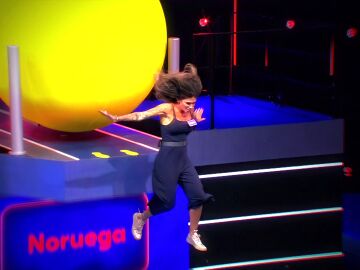 El estilo Lara Croft destaca entre las ca&iacute;das a la piscina del tercer programa de Juego de pelotas