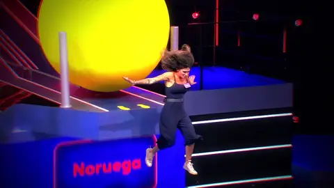 El estilo Lara Croft destaca entre las caídas a la piscina del tercer programa de Juego de pelotas El estilo Lara Croft destaca entre las caídas a la piscina del tercer programa de Juego de pelotas