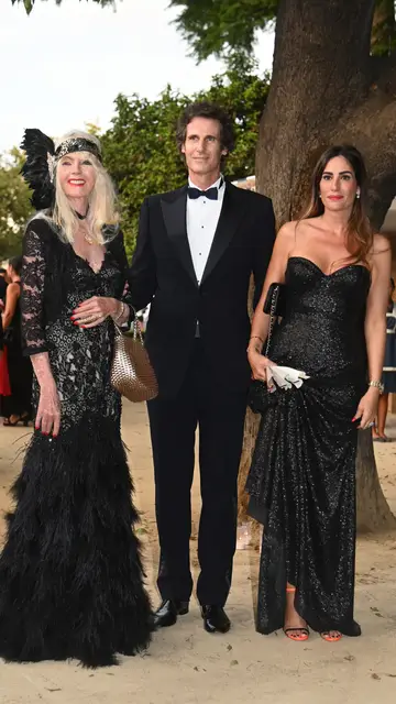 Gunilla Von Bismarck, acompañada de su hijo Francisco José y su nuera Elisabeth Dutú en los Premios Escaparate Gunilla Von Bismarck, acompañada de su hijo Francisco José y su nuera Elisabeth Dutú en los Premios Escaparate